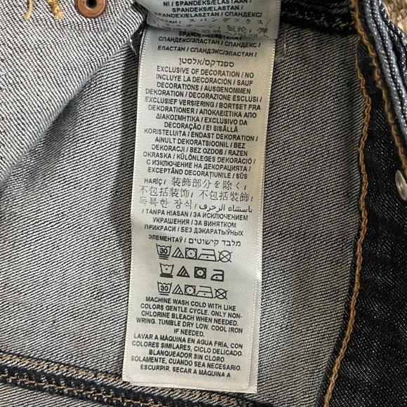 Euc Guess denim jacket, darker blue, side pockets, size medium. - Picture 10 of 11